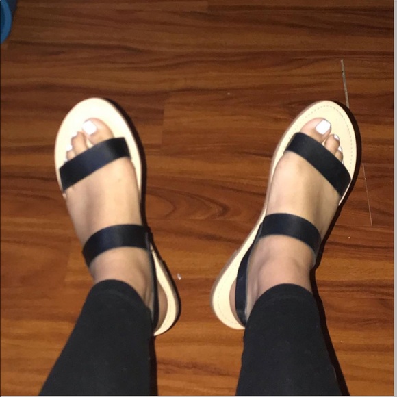 black sandals with strap on the back - Picture 3 of 4